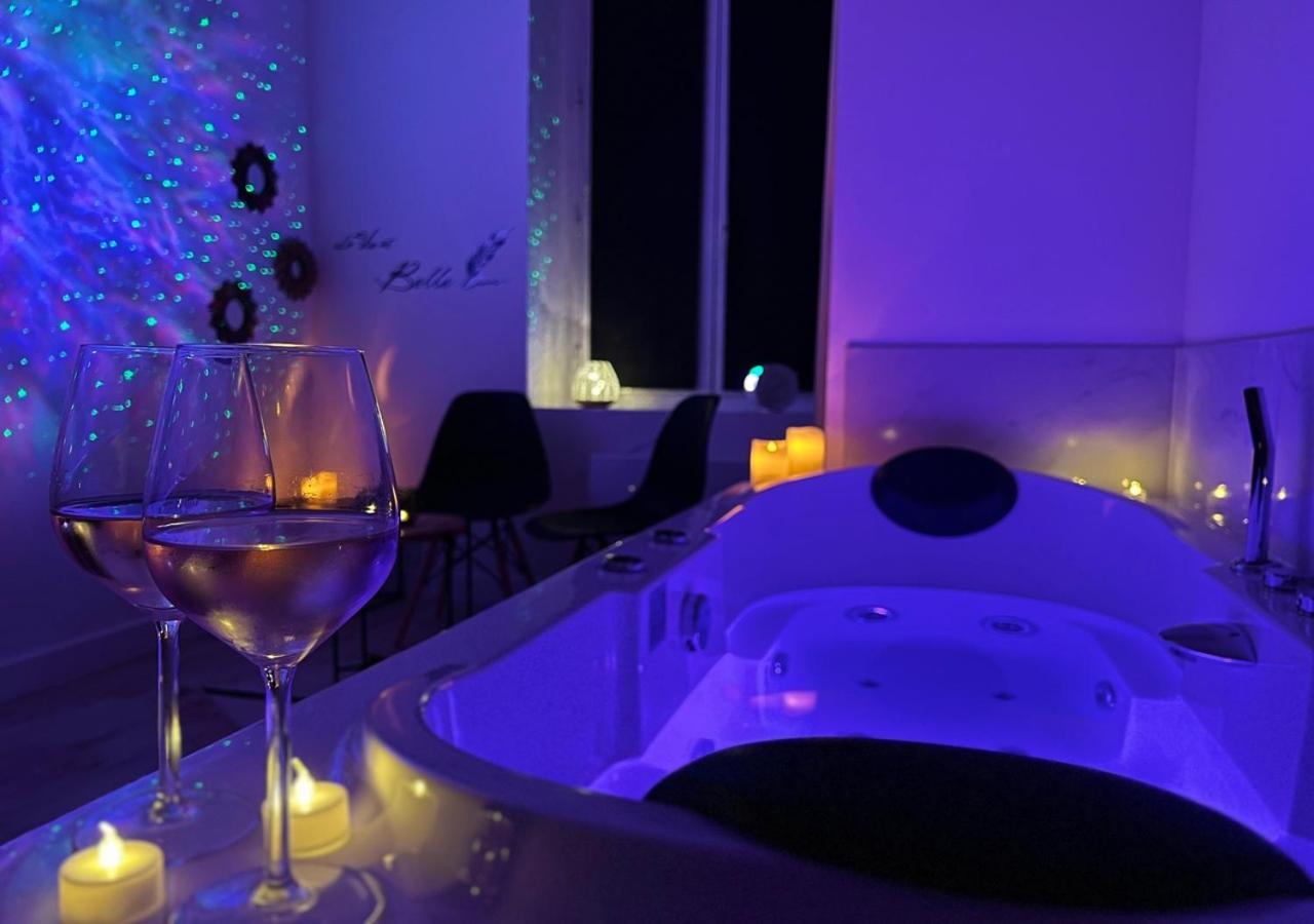 סן-אטיין Cinema & Jacuzzi Aux Etoiles - Casabianca Suite מראה חיצוני תמונה