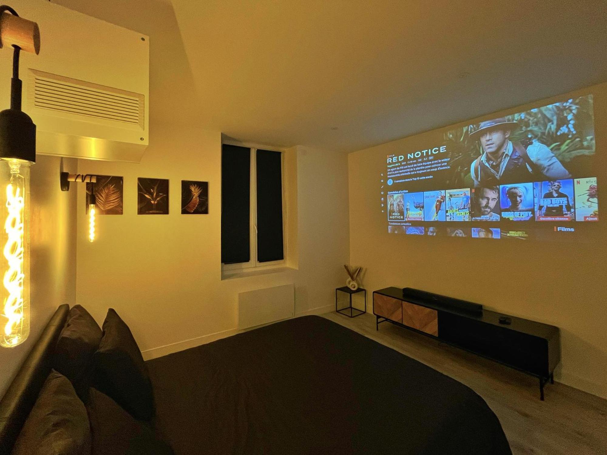 סן-אטיין Cinema & Jacuzzi Aux Etoiles - Casabianca Suite מראה חיצוני תמונה